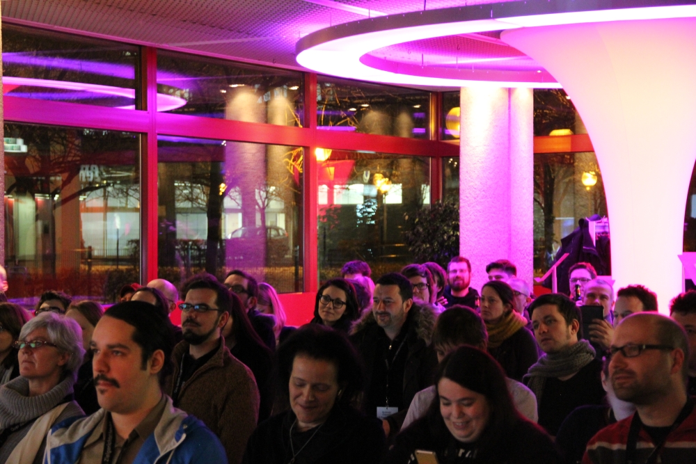 Gäste unter dem Lichttrichter