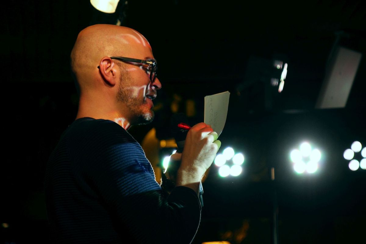 Der Moderator notiert die Wertungen auf einem kleinen Zettel.