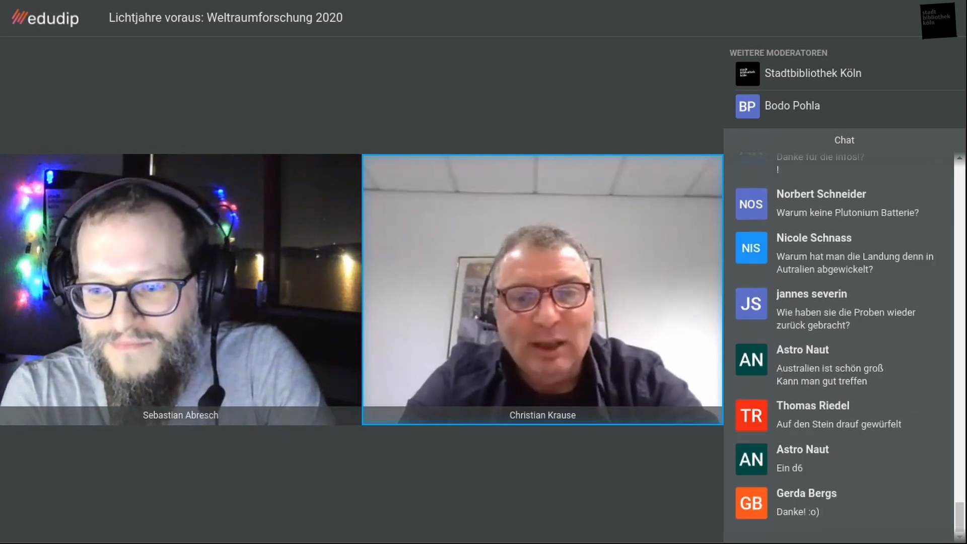 Webinar-Oberfläche von edudip während der zweiten Fragerunde. Links der Moderator Sebastian Abresch. In der Mitte der Vortragende Christian Krause. Rechts der Chat der Veranstaltung mit einigen Fragen der Teilnehmenden: Warum keine Plutonium-Batterie? Warum hat man die Landung denn in Australien abgewickelt? Wie haben Sie die Proben wieder zurückgebracht?