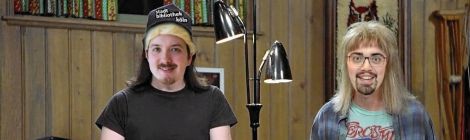 Fotomontage des Nerdquiz-Teams als Wayne und Garth aus der us-amerikanischen Komödie "Wayne’s World". Auf der Baseballkappe von Wayne steht: stadtbibliothek köln.